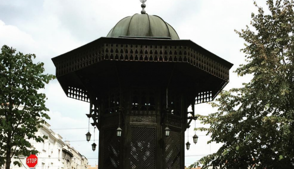 SEBILJ IMA HUMANITARNI KARAKTER Ova česma je poklon Sarajeva Beogradu , i na ovom mestu se nalazi od 1989. godine