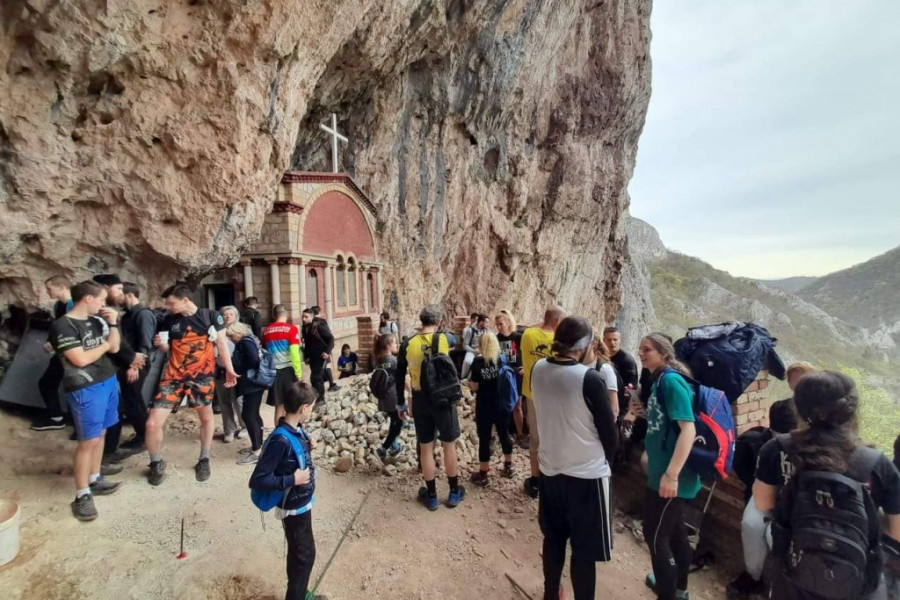 VERNICI RUKAMA PRENOSILI NA HILJADE CIGLI DO VRHA KABLARA Gradi se konak na velikoj srpskoj svetinji posvećenoj Svetom Savi (FOTO)
