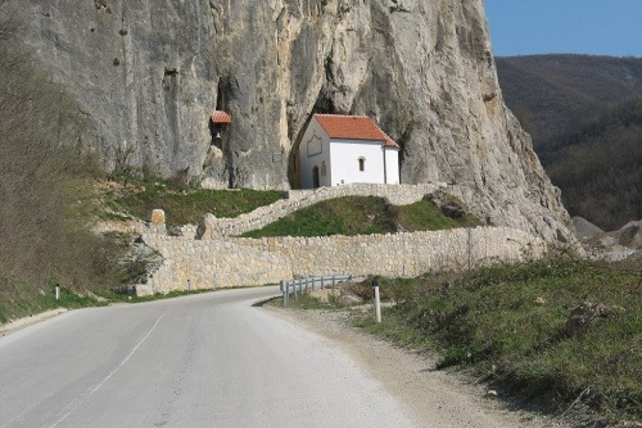 PRAVA RIZNICA PEĆINSKOG NAKITA I STECIŠTE SLEPIH MIŠEVA Pećina u kojoj je stanovništvo tokom Drugog srpskog ustanka tražilo spas od Turaka