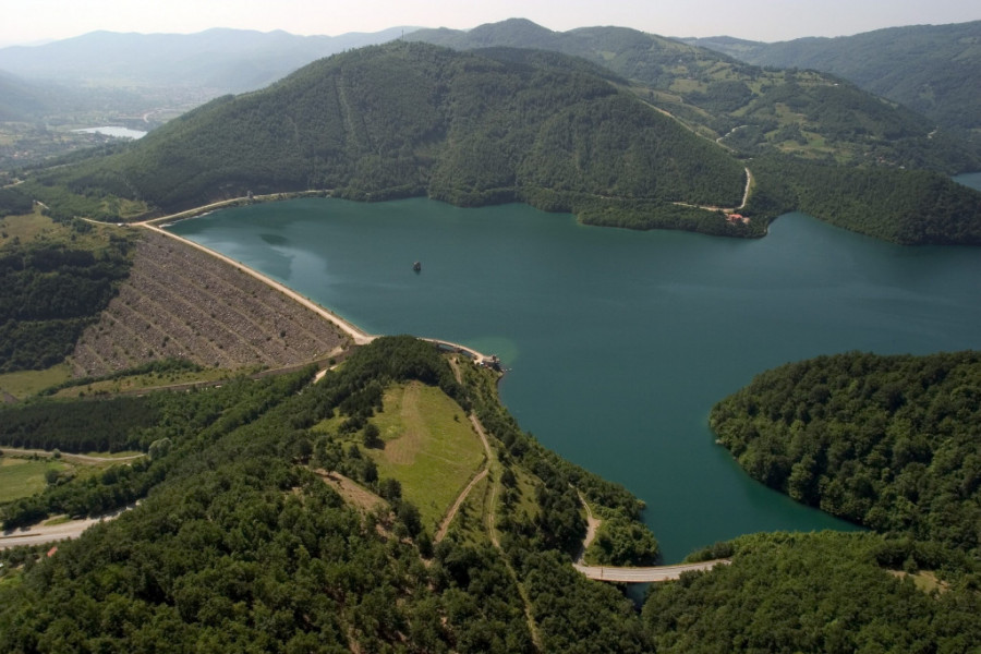 NAJVAŽNIJI VODENI RESURS NA KOSOVU I METOHIJI KOJI KRIJE MNOGE TAJNE Brana kojom je jezero pregrađeno jedna je od najvećih zemljanih brana u Evropi