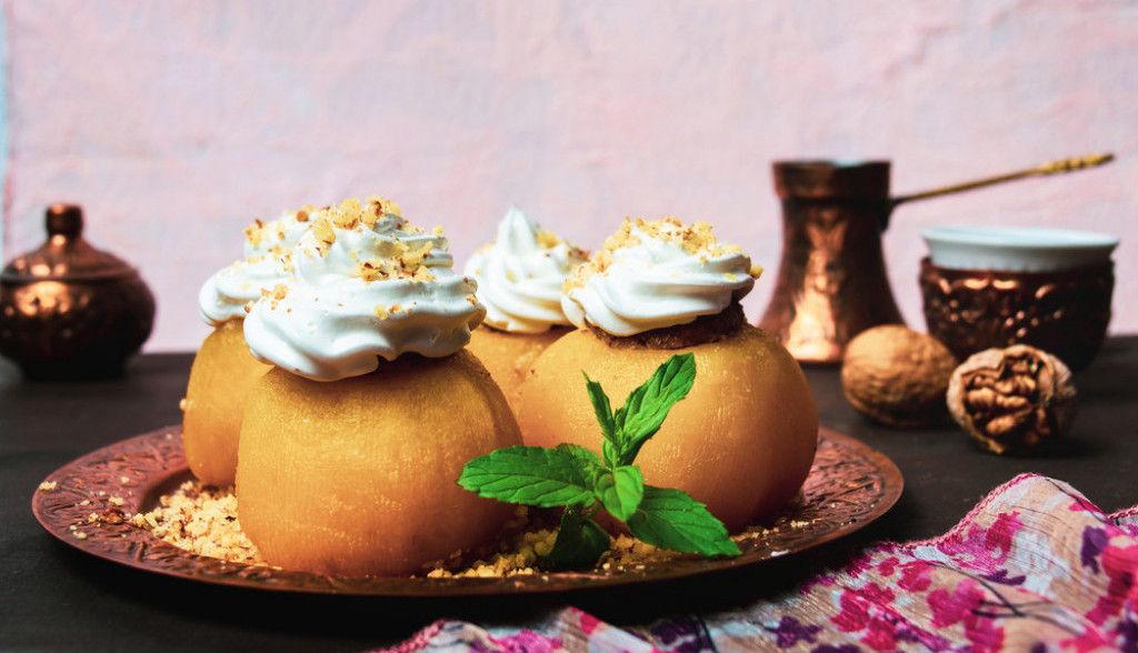 NEIZBEŽNA NA NOVOPAZARSKOJ TRPEZI Tufahije su vrsta vrlo slatkog deserta, kolača, poreklom iz Persije