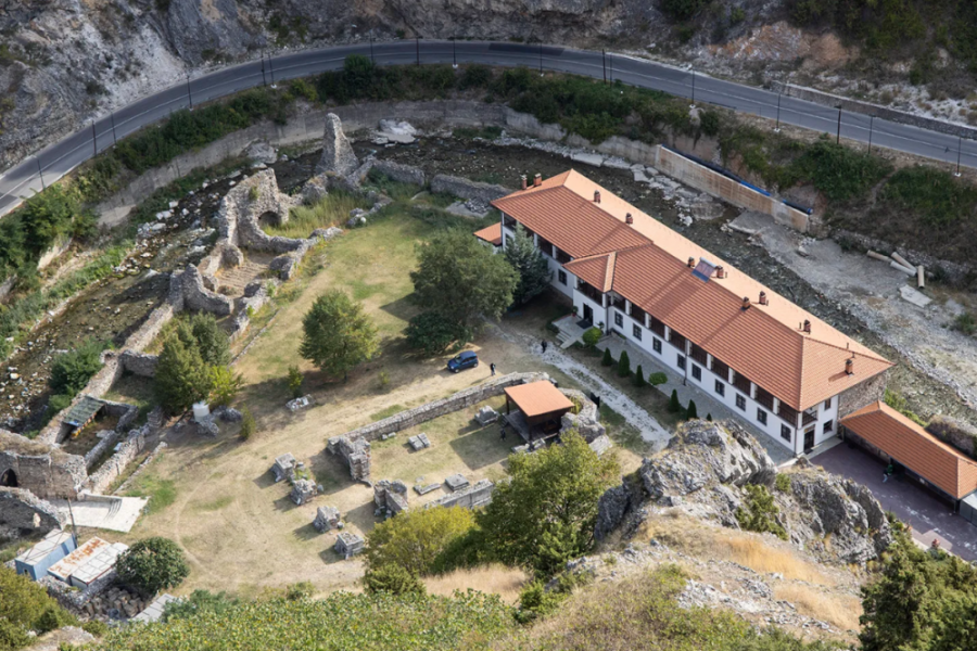 OVDE JE SAHRANJEN PRVI SRPSKI CAR Pomirenje Srpske pravoslavne crkve i Carigradske patrijaršije dogodilo se u ovome manastiru
