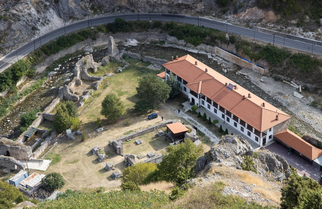 SIMBOL LEPOTE I STARINE Prizrenski filigran ponosno sija i na pliševima pariskih zlatara