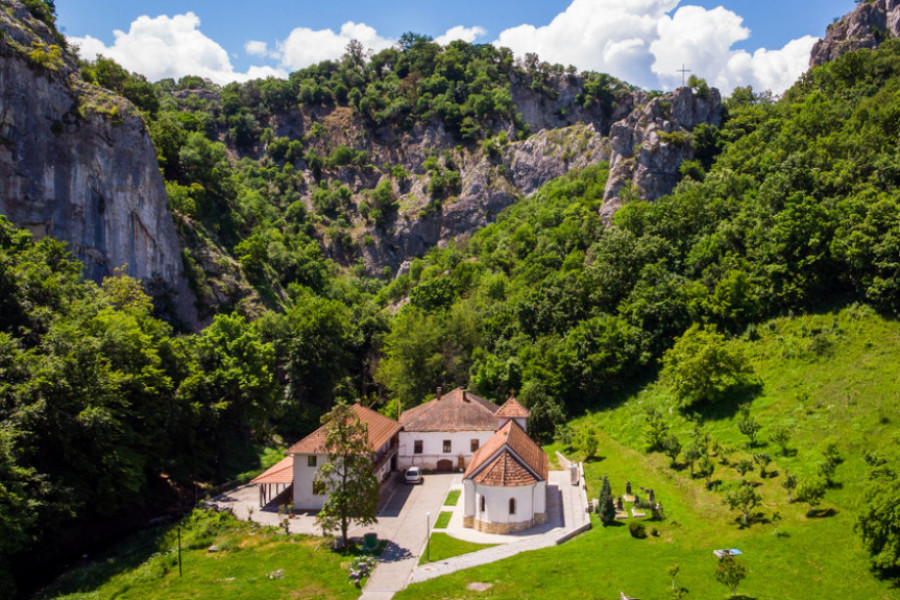 VEKOVIMA RUŠEN I OBNAVLJAN U vrletima Homoljskih planina nalazi se svetinja poznata po neverovatnim misterijama i nedirnutoj prirodi