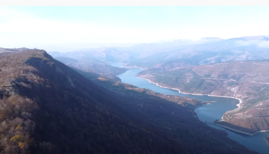 NESTVARAN POGLED ZA PAMĆENJE Vidikovac koji definitivno vredi posetiti kako biste videli lepote Zavojskog jezera i meandre koji podsećaju na Uvac (VIDEO)