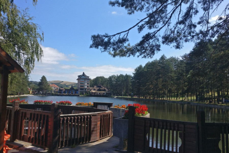 PLANINA UPRKOS LOŠEM VREMENU OBARA SVE REKORDE Za jedan dan u kafiću na Kraljevom trgu skuvano čak preko 900 kafa!