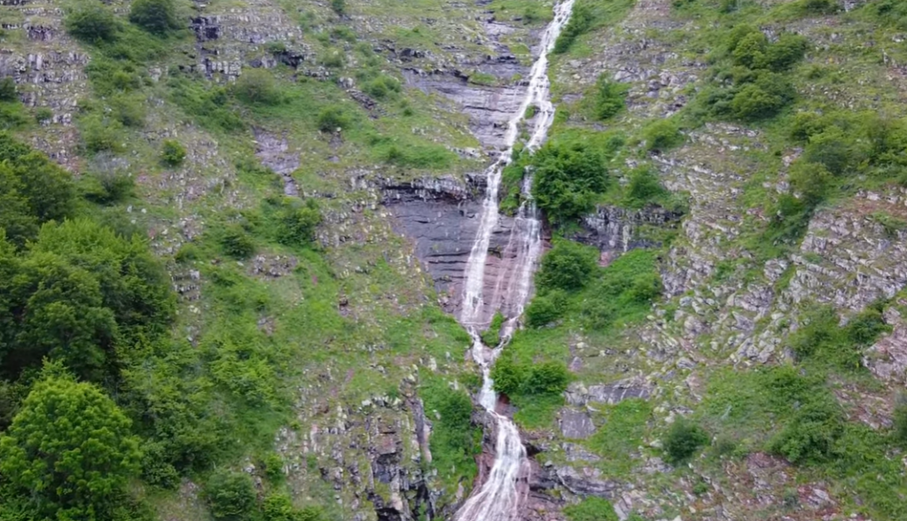 NAJVIŠI VODOPAD U SRBIJI Relativno mlado otkriće očaravajuće prirode Stare planine predstavlja ovaj kaskadni skok (VIDEO)