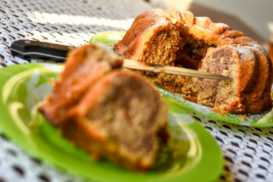 KUGLOF SA ORASIMA I SUVIM GROŽĐEM Provereni recept za kolač koji se lako pravi i u kojem ćete bez sumnje uživati (VIDEO)