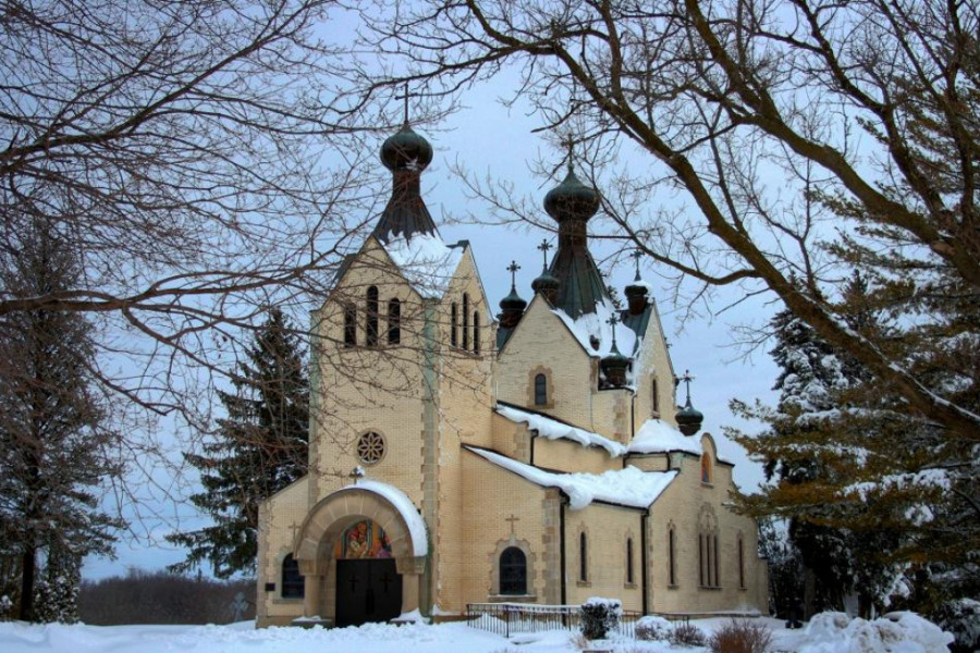 IZGRADNJU MANASTIRA POMOGAO MIHAJLO PUPIN Večna kuća kralja Petra Drugog Karađorđevića i Jovana Dučiča u Sjedinjenim Američkim Državama