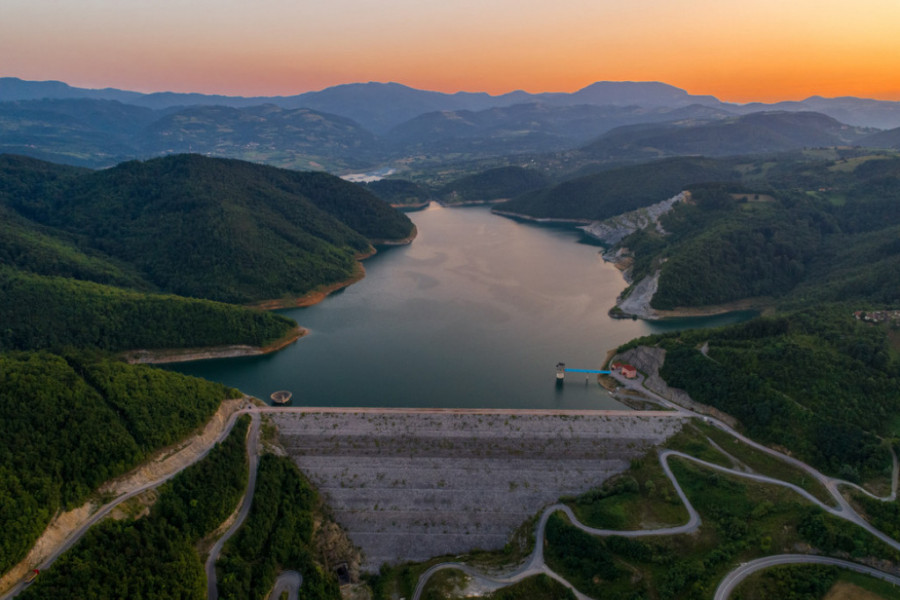 TIRKIZNI BISER VALJEVSKOG KRAJA Jezero koje u sebi skriva veliku svetinju, mnogi se i dan danas bune zbog toga!