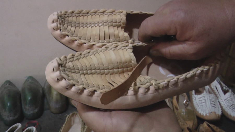 MAJSTORSTVO IZRADE KOJE IZUMIRE Nekada se modelu ove tradicionalne srpske obuće znalo koliko je neko imućan!