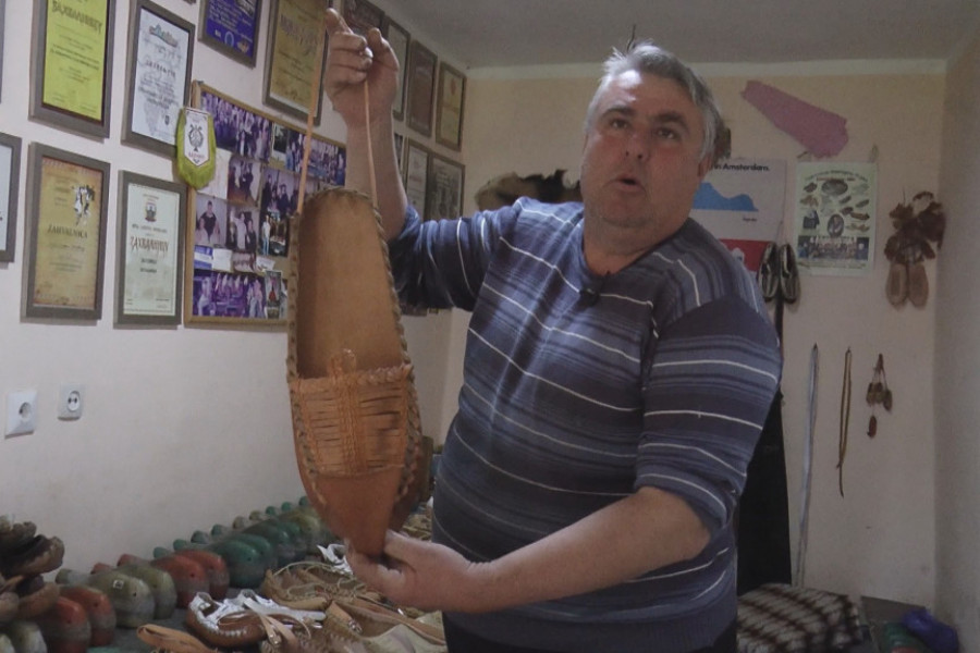 NEVEROVATAN SRPSKI REKVIZIT OBARA SVE REKORDE Miroslav napravio džinovski opanak, može da ga obuje samo onaj ko nosi patike broj šezdeset (FOTO)