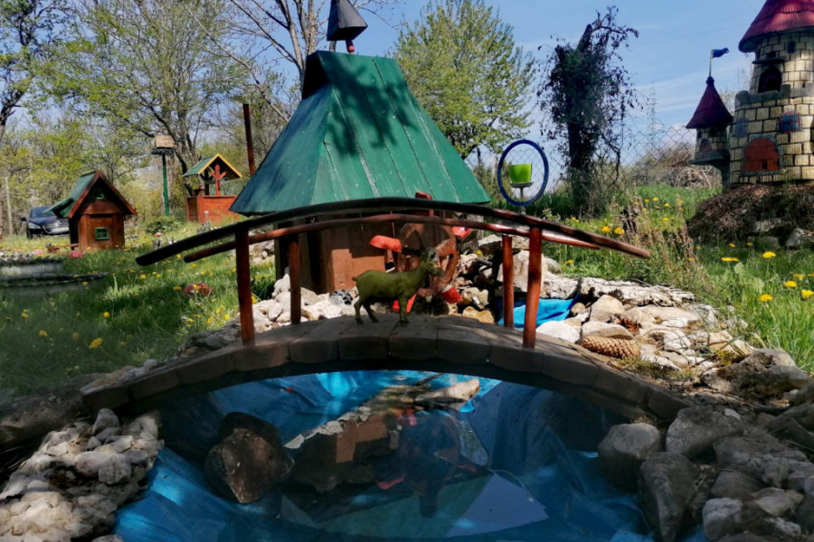 NA OBRONCIMA MURETNICE SKRIVA SE NEVEROVATNO SELO Drvene kućice i fontane sa kojih teče izvorska voda, fantastična ideja ovog čoveka će vas oduševiti(FOTO)