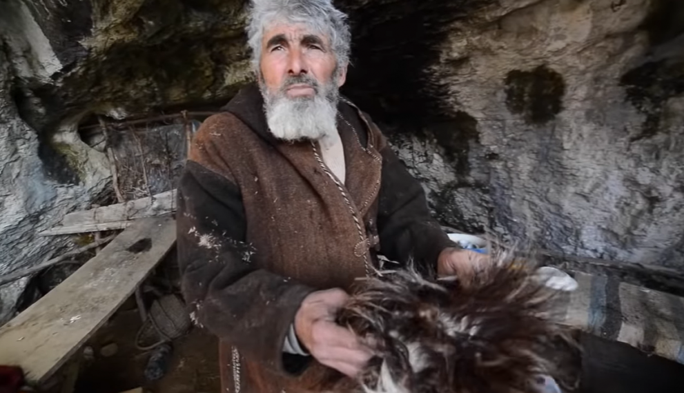 PEĆINSKI ČOVEK IZ SRBIJE Piroćanac Panta Petrović već nekoliko godina živi kao pravi odmetnik od civilizacije (VIDEO)
