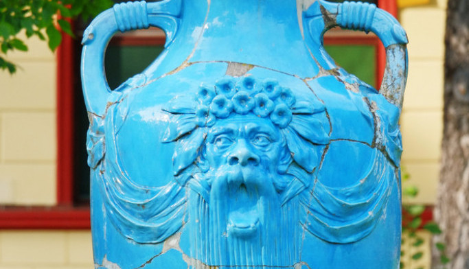 VODENI BOG SA ZAUSTAVLJENIM KRIKOM Prelepe vaze projektovane za centralni gradski park Beča sad su jedne od najstarijih umetničkih ukrasa na Paliću