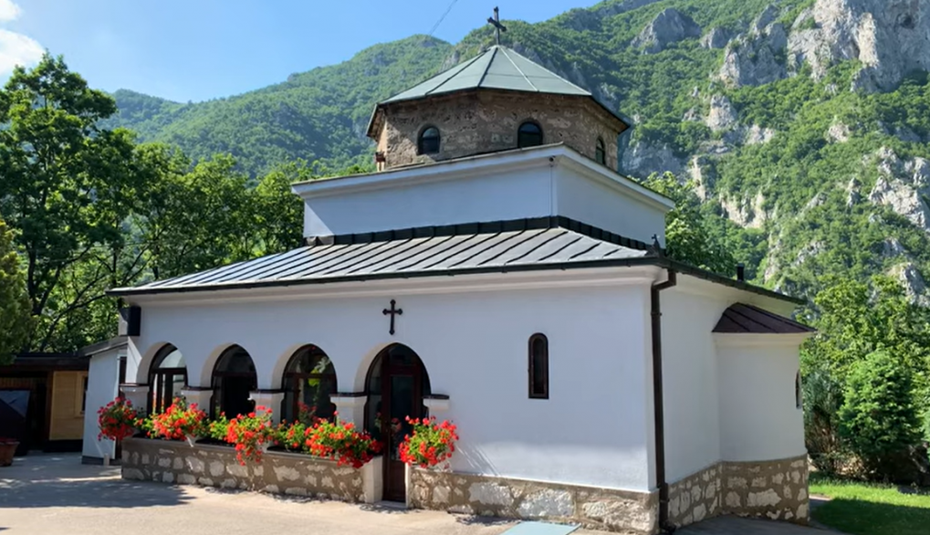 VEROVANJE U ISCELITELJSKU MOĆ OVOG MANASTIRA Poseban značaj ima u lečenju steriliteta u čemu pomaže zrno grožđa sa Hilandara (VIDEO)