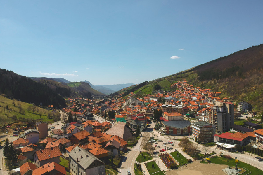 GRAD OKRUŽEN PRIRODNIM LEPOTAMA Poznat po predivnoj okolini, autentičnom suživotu naroda i očuvanju tradicije prošlih vremena
