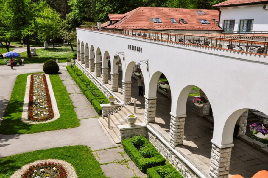 MESTO GDE IZVIRE GVOZDENA VODA Banja nudi lekovite vode, prelepe i prostrane bazene sa tolpom vodom tokom cele godine