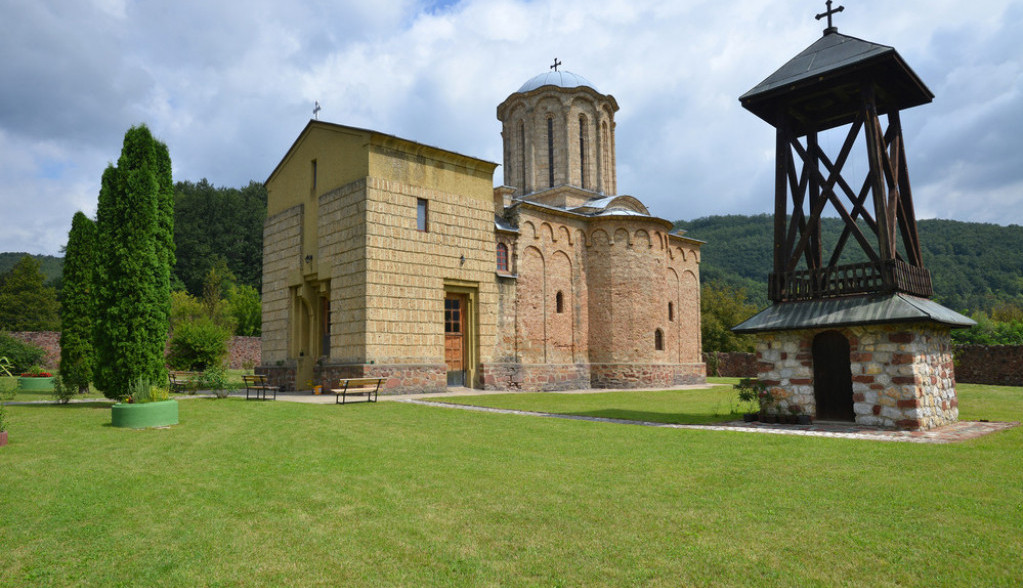 MANASTIR NA OBRONCIMA JUŽNOG KUČAJA Sisojevac je bio poznat kao klimatsko mesto, zbog pogodnih mikroklimatskih uslova i izvora mineralne vode, još početkom XIV veka (VIDEO)