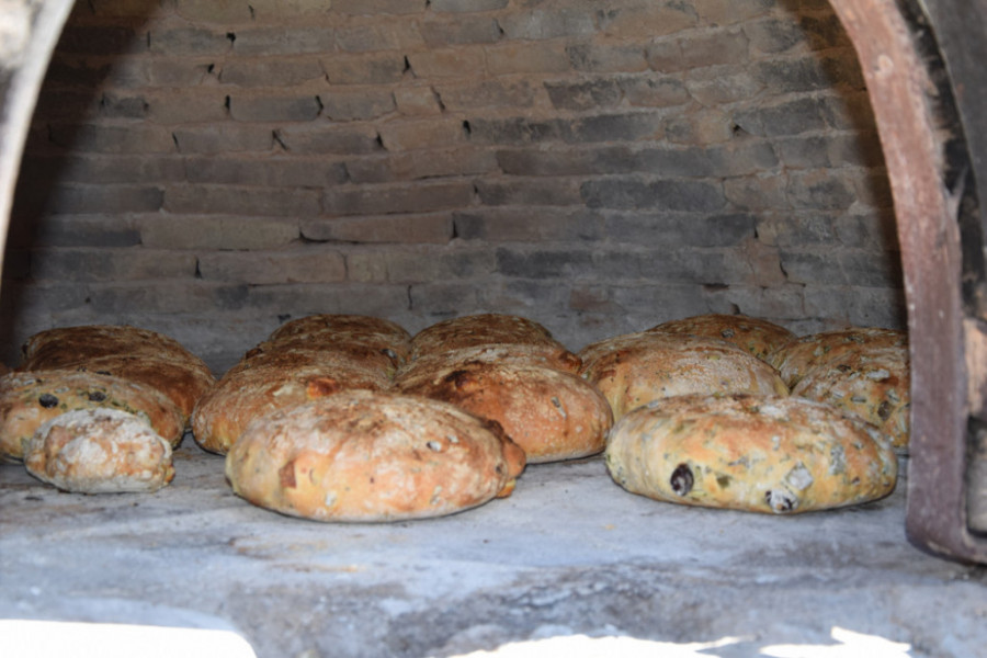 HLEB TRADICIONALNO SPREMAN U VURNJI Pirotski kraj poznat je po proizvodima od mleka i mesa i po staroplaninskom hlebu 