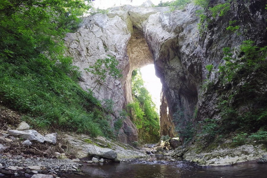 NAJNEVEROVATNIJI I NAJVEĆI PRIRODNI KAMENI MOST U SRBIJI Tišinu i mir netaknute prirode, remeti samo huk prelepe reke (VIDEO)