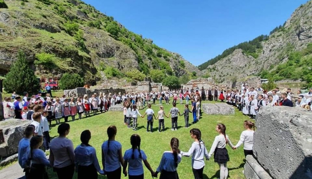 „VIDOVDANSKE SVEČANOSTI“ Počinju danas, a najavljene su dečijom smotrom folklora u manastiru Sveti Arhangeli 28. maja