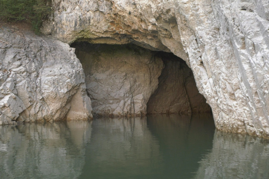 RETKE VRSTE GOLUBOVA KRIJU SE U OVOJ PEĆINI Izuzetno speleološko bogatstvo smešteno u veličanstvenom kanjonu reke Uvac, dve pećine spajaju se u jami Bezdan (FOTO)