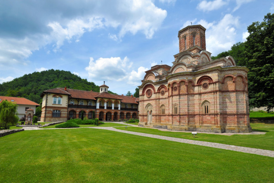 MORAVSKA ŠKOLA U SVOM NAJVEĆEM SJAJU Ovaj manastir čuva tajne jednog ubistva, tajne pomirenja i mesto je spokoja i čuda (VIDEO)