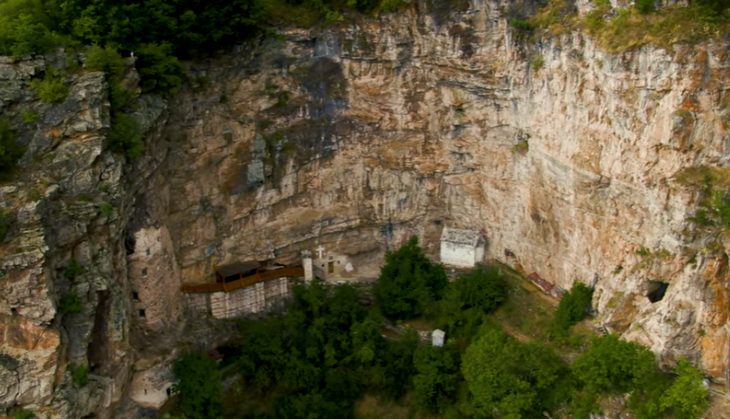 GORNJA ISPOSNICA, SAVINA KUĆA TIŠINE Ko je ikada mogao zamisliti da bi kraljevski sin izabrao tako strašnu liticu za svoje prebivalište radije nego dvorski život?  (VIDEO)