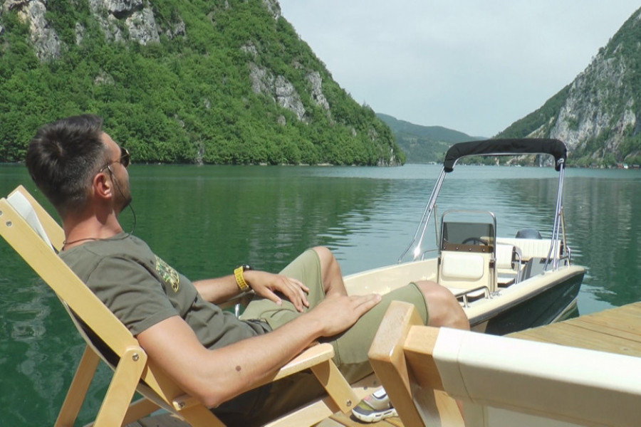 “UZ PARADAJZ UŽIVAM PO DANU”: Radojeva himna o srpskim turistima dovela mreže do USIJANJA!