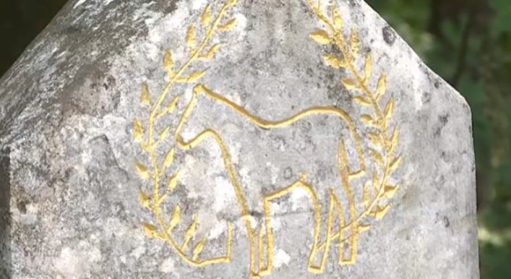 OSEČINA KRIJE NAJNEOBIČNIJI GROB U SRBIJI Solunac podigao spomenik konju, a evo kako glasi ova jedinstvena priča (VIDEO/FOTO)