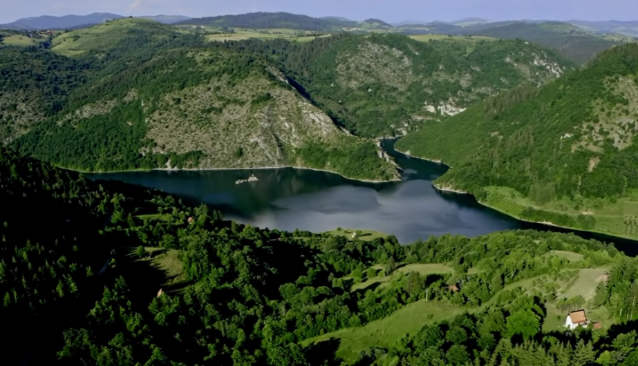 KAMPOVANJE SA POGLEDOM OD MILION DINARA Filip Matović napravio kamping odmorište na dedovini u selu Ojkovica kraj Nove Varoši (VIDEO/FOTO)