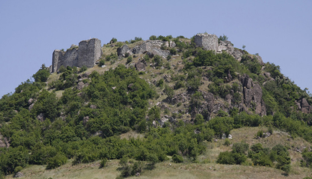 POBUNA DUŠANA SILNOG I ZATVARANJE UROŠA III Ohrabren od njegove vlastele, mladi kralj Dušan odlučio je da postane vođa pobune protiv oca kralja Uroša III (FOTO)