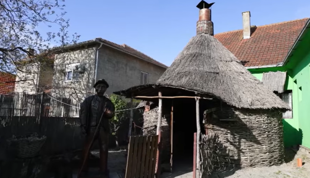 REPLIKA TRADICIONALNE SVINJARSKE KOLIBE U mračnoj, kružnoj kolebi lovci prave roštilj od mesa mangulice, što je neverovatna atrakcija za turiste iz grada (FOTO/VIDEO)