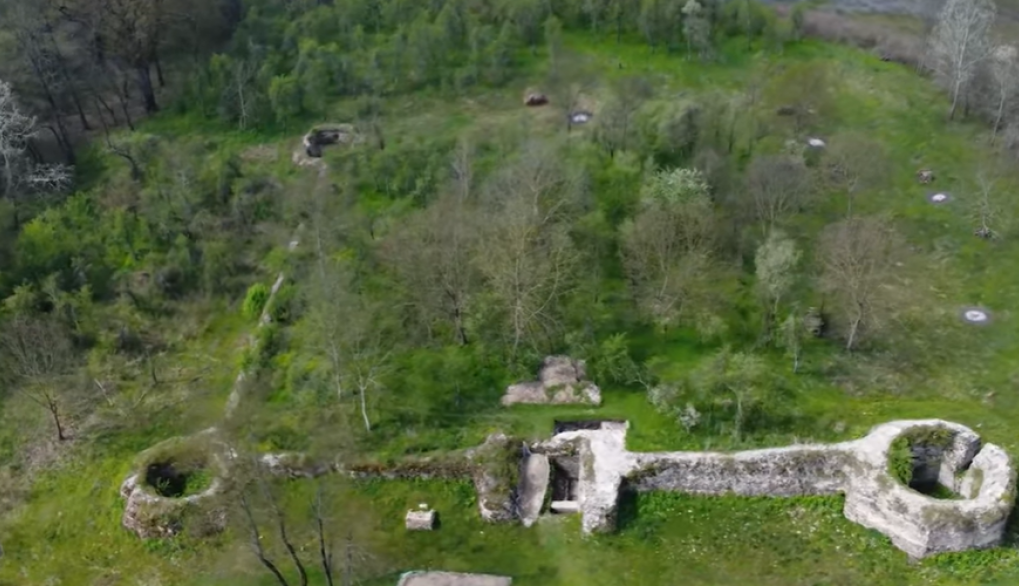 BRANKOVIĆI SU VLADALI GRADOM ZMAJEVA I LAVOVA Selo Kupinovo je čuveno po Mikiju, učesniku rijalitija, iako bi trebalo da bude poznato kao poslednja srpska prestonica (VIDEO/FOTO)