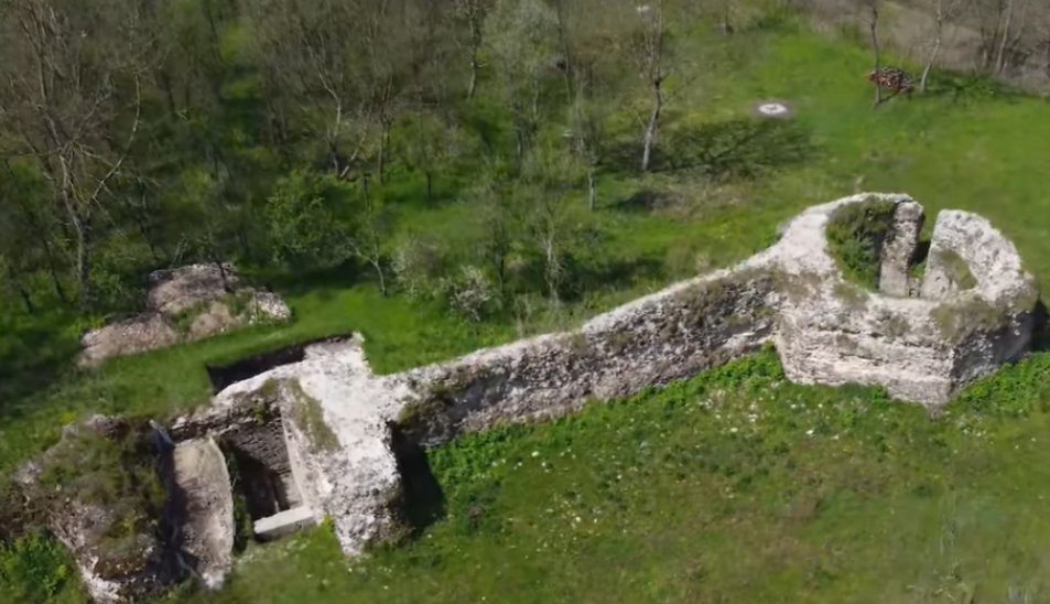 BRANKOVIĆI SU VLADALI GRADOM ZMAJEVA I LAVOVA Selo Kupinovo je čuveno po Mikiju, učesniku rijalitija, iako bi trebalo da bude poznato kao poslednja srpska prestonica (VIDEO/FOTO)