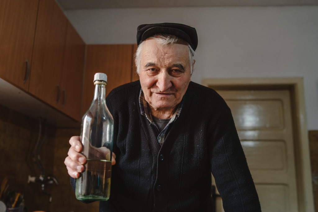 RAKIJA UMESTO POZIVNICE ZA SVADBU Buklija ima posebnu namenu i posebno mesto u domaćinstvu i tradiciji, a pri objavljivanju svadbe se poziva upravo njom (VIDEO/FOTO)