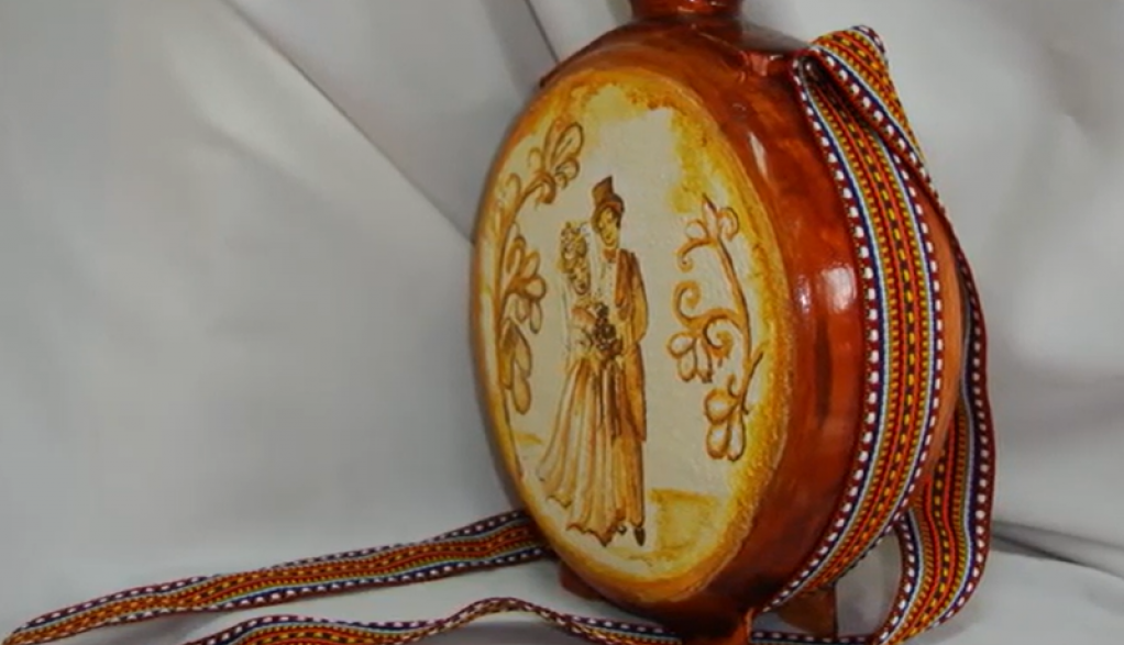 RAKIJA UMESTO POZIVNICE ZA SVADBU Buklija ima posebnu namenu i posebno mesto u domaćinstvu i tradiciji, a pri objavljivanju svadbe se poziva upravo njom (VIDEO/FOTO)