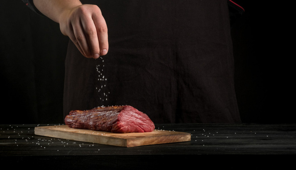 NAŠI PRECI SU NEKADA OVAKO ČUVALI HRANU Prvi frižideri nastali su 30-tih godina 19. veka, ali su tek u prvoj polovini 20. veka masovnije ušli u domaćinstva (VIDEO/FOTO)