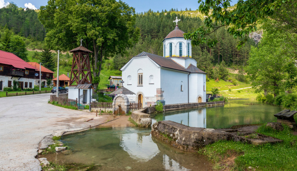 PRAVI NEOTKRIVENI DRAGULJ ZLATARA, ŠTITKOVO Bilo je prestonica Srbije, prema legendi, ime je dobilo po "štitovima" jer se u centru nalazila "fabrika" za proizvodnju oružja-štitova (VIDEO)