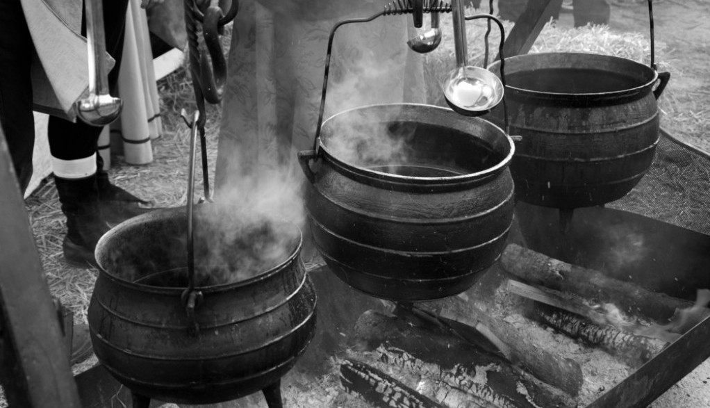 NAJVIŠE SE SIPALO MUŠKARCIMA! Jelo se u zavisnosti od godišnjeg doba i dana u nedelji, nije bilo frižidera, ni zamrzivača, a naše bake su posle ratova nastavile tako da kuvaju (FOTO)