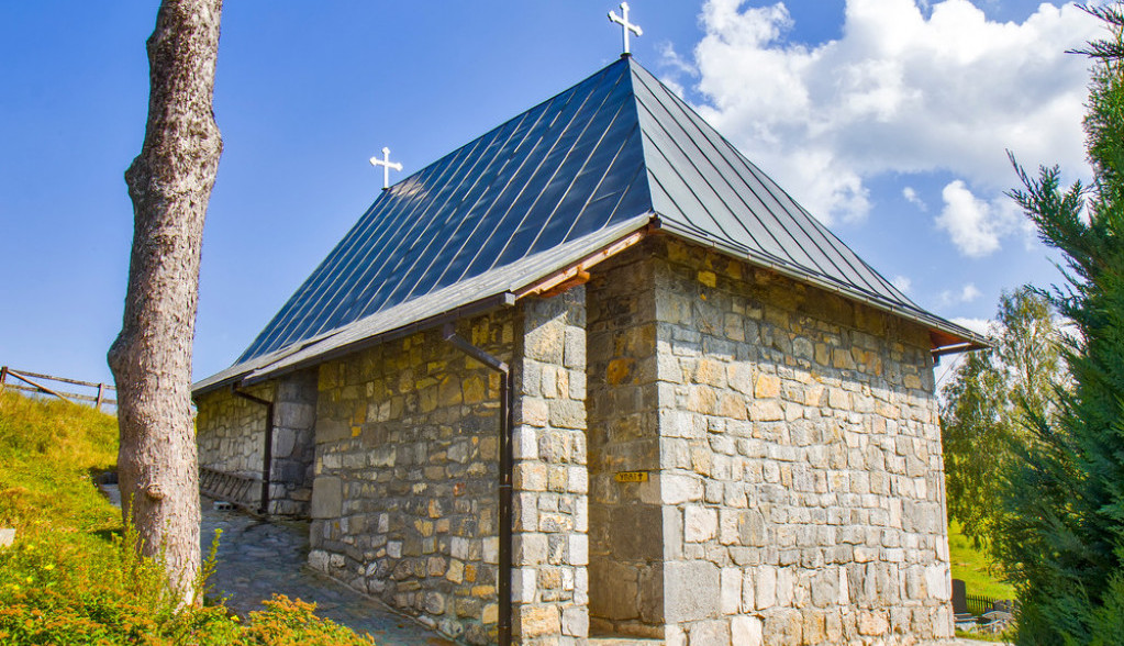 TAJANSTVENA SVETINJA KRALJEVSKOG POREKLA Narod se u turskom ropstvu krišom okupljao u potaji oko manastira, krštavao i venčavao (VIDEO/FOTO)