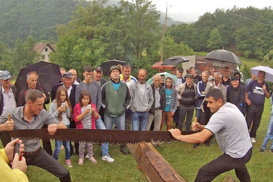 SUDAR NAJHRABRIJIH NA VIDOVDAN Tri države odmeravaju snage u izvlačenju trupaca, trkom konja pa čak i čiji ovan ima veće rogove (FOTO)