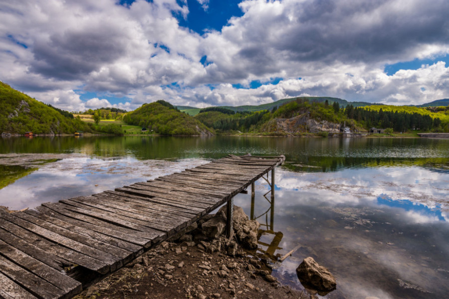 SRPSKO JEZERO KAO STANIŠTE BELOGLAVOG SUPA Pravi dragulj naše zemlje koji morate posetiti, idealno mesto za odmor, pecanje i šetnju (FOTO)