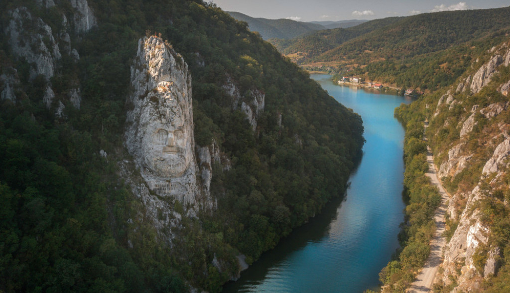 ORIGINALNA DOKUMENTA U ZAMENU ZA PASULJ Šta povezuje Decebalovu glavu, Trajanov most i tablu i hidro-elektranu (FOTO/VIDEO)