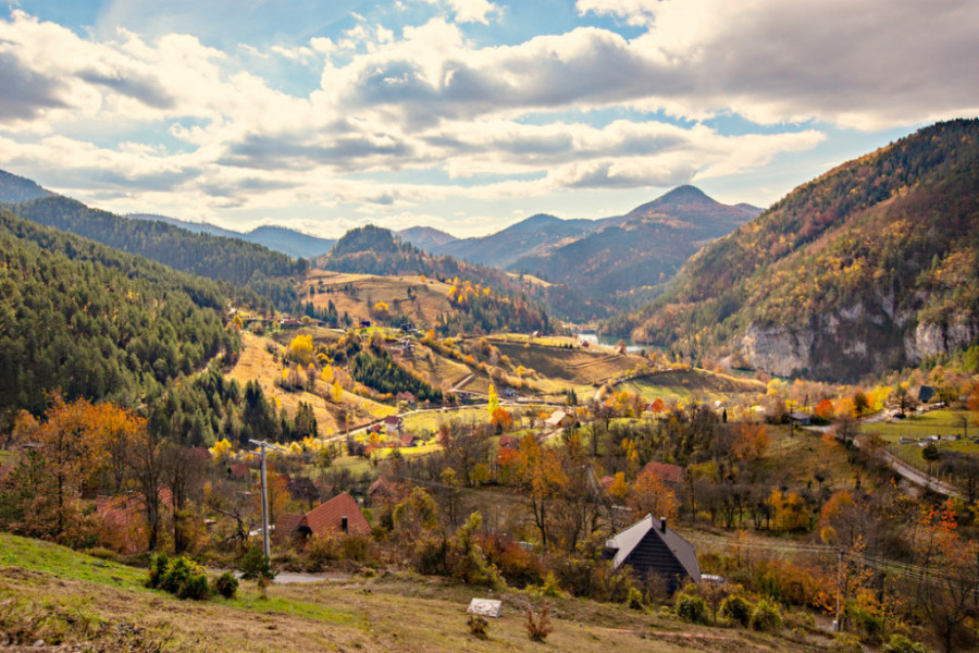 JA SAM IZ SMRDIĆA, ŽIVIM U SVINJAREVU, ŽENA MI IZ VRMDŽE 10 najsmešnijih imena sela u Srbiji koja stvarno postoje