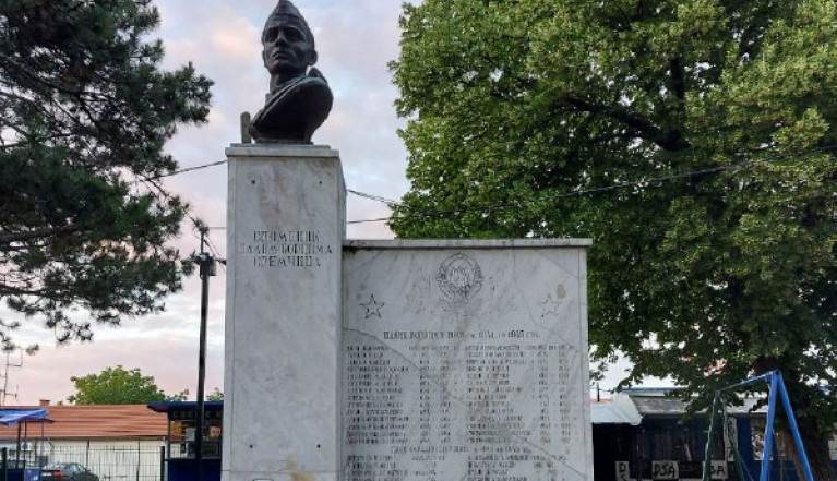 OTKRIVEN NA DAN USTANKA NARODA SRBIJE Spomenik palim borcima Sremčice je posvećen meštanima koji su poginuli kao pripadnici NVJ (FOTO)