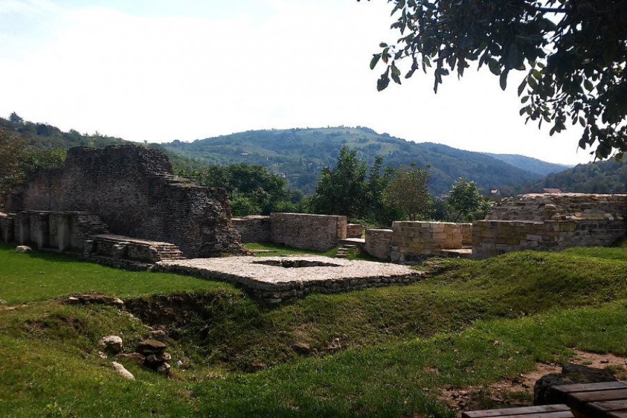 RAKOVAC NIJE POZNAT SAMO PO KAMENOLOMU Jedna od znamenitosti je i nalazište Gradina i prelep manastir Dumbovo (FOTO/VIDEO)