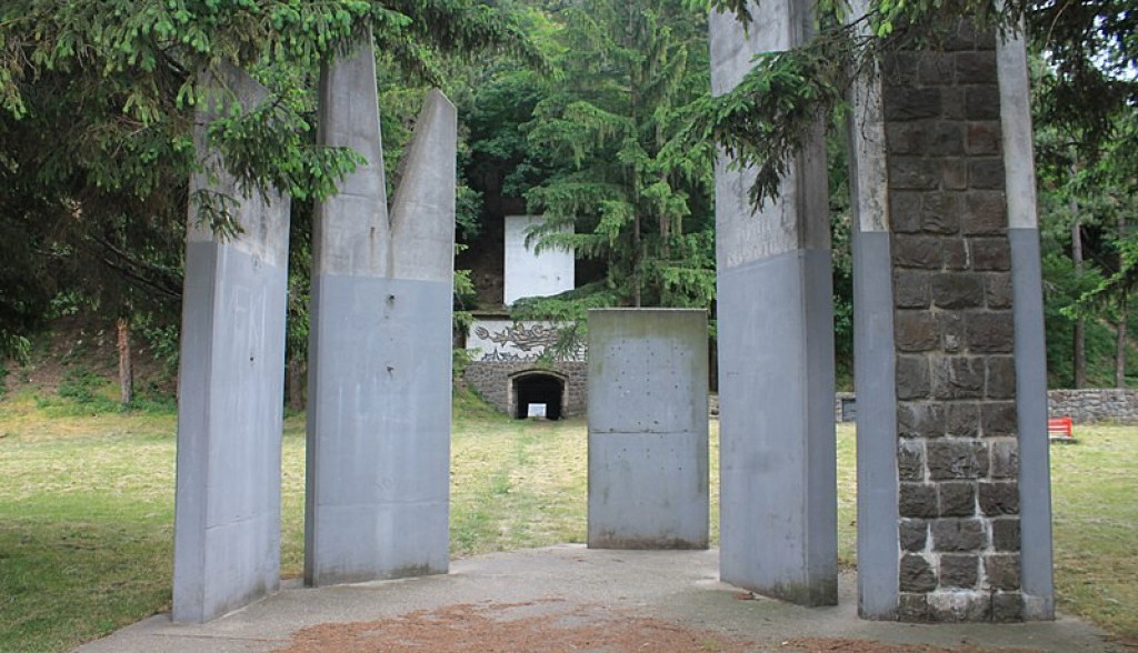 SPOMEN-OBELEŽJE U ZNAK TEŠKOG STRADANJA „Druže Tito, mi ti se kunemo”, doskoro je tu bio Titov veliki portret sa ovim natpisom, koji je prekrečen (FOTO)