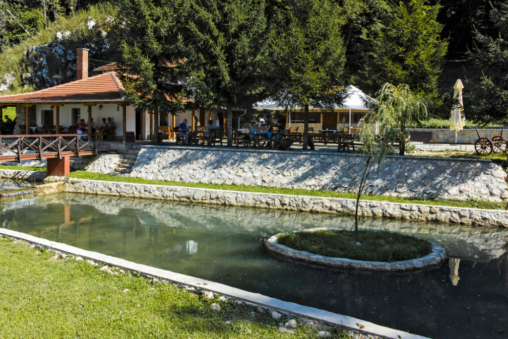 VERNICI HRLE U OVAJ MANASTIR! U crkvi se čuvaju netruležne mošti dvojice svetitelja, za koje se veruje da čine čuda (FOTO/VIDEO)